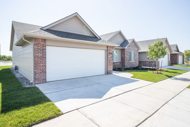 Foto del edificio - Beautiful 2BR/2BA Unit Available in Senior Living Community (55+)