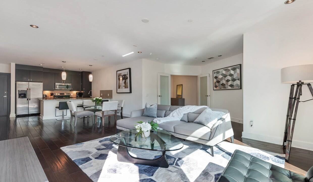 Los apartamentos cuentan con suelos de madera de tablones de roble. - 1045 On The Park Apartment Homes