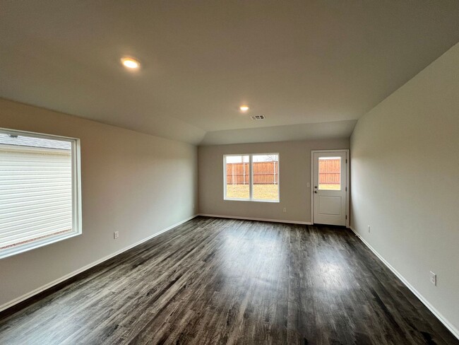 Foto del edificio - Brand New 4 Bed 2 Bath Home in Mustang Sch...