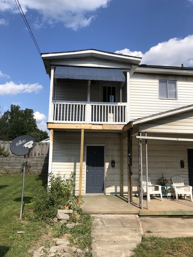 Exterior balcony - 932 E Park Ave