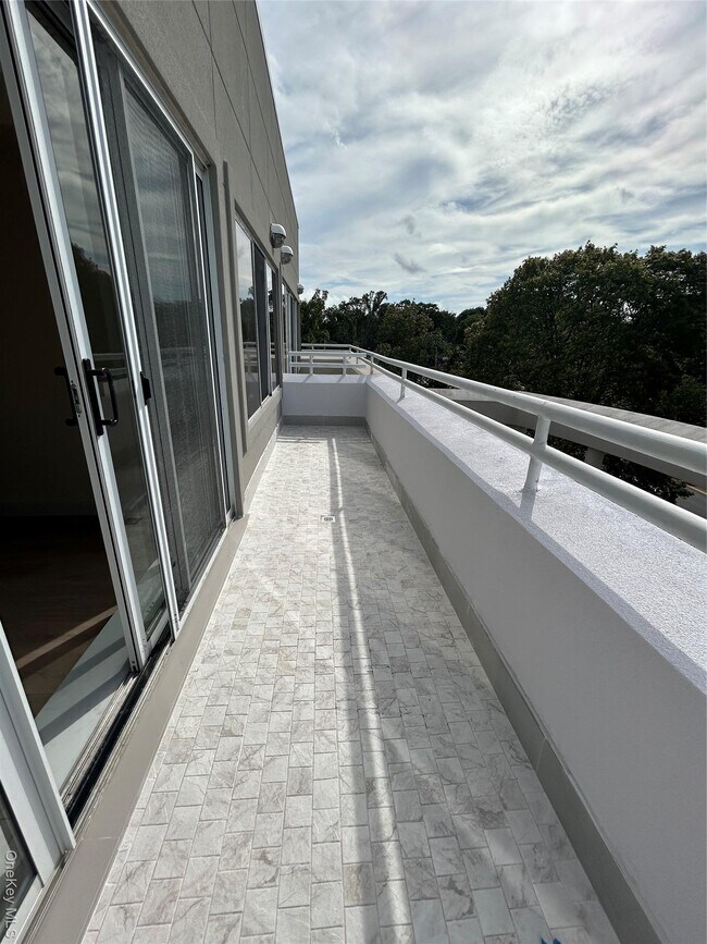 Foto del edificio - 100 Cutter Mill Rd