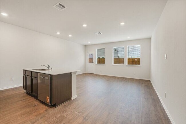 Building Photo - 6018 Primrose Rd