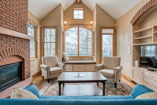 Building Photo - Beautiful custom home in the heart of Brec...