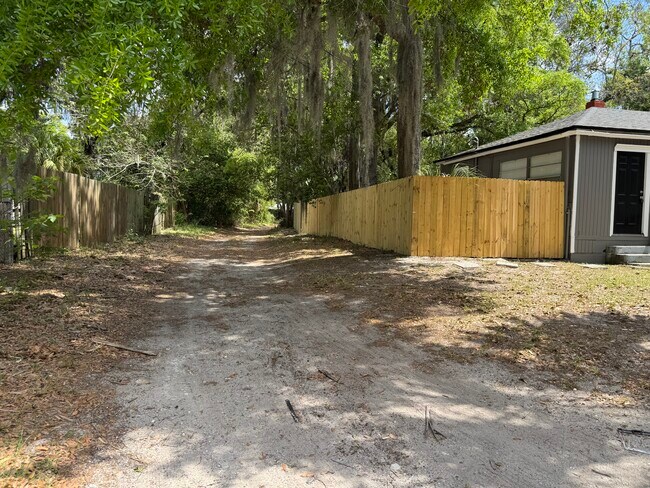 Foto del edificio - 1983 Lambert St