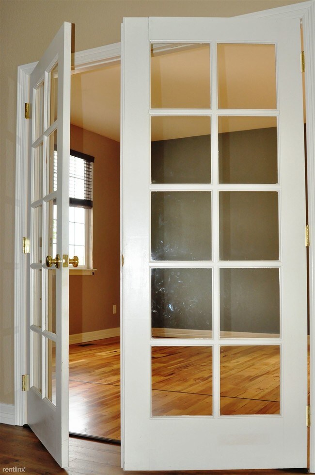 Building Photo - 927 Saddlebrook Ln