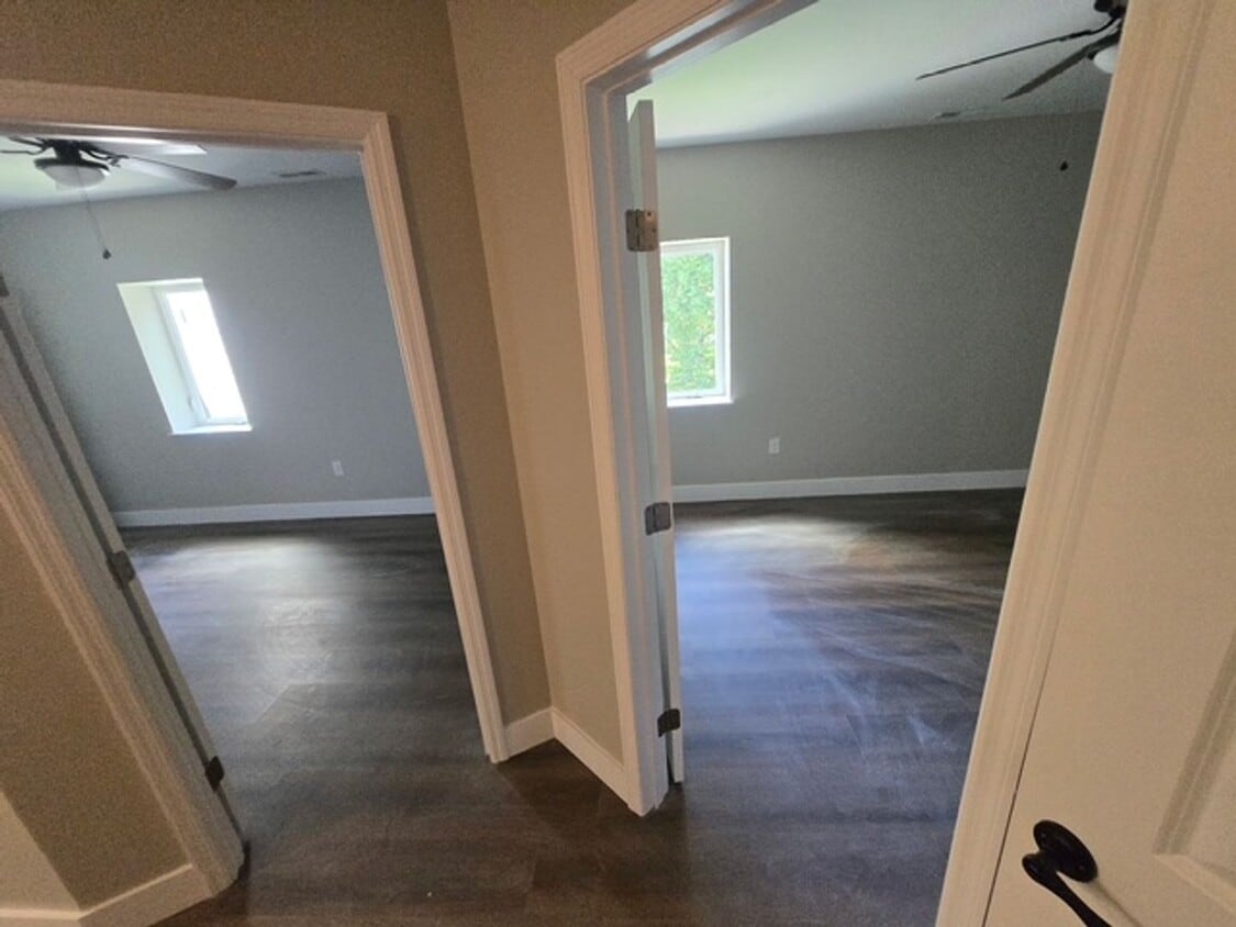 Building Photo - 3 Bedroom, 2 Bath Newly Renovated Apartment for Lease