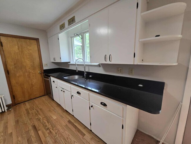 Foto del edificio - 10 Richards Dr