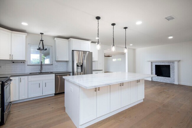 Foto del edificio - GORGEOUS Remodeled and Upgraded Beautiful ...