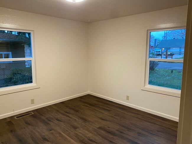 Building Photo - 3 Bedroom with a Bonus Room!