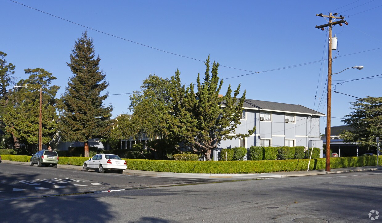 Building Photo - 2565 Arroyo Dr