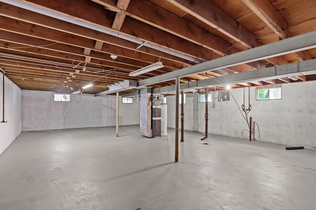 Building Photo - 1670 Queens Dr