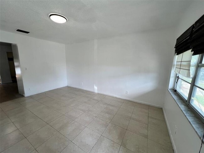 Foto del edificio - 3319 Grove Rd