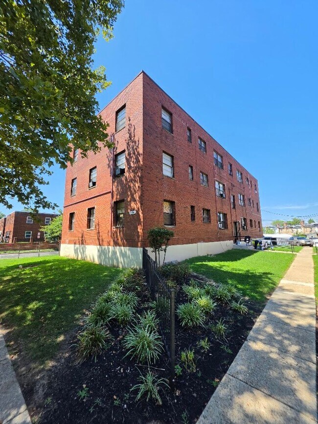 Building Photo - 136 Kenilworth Avenue Northeast