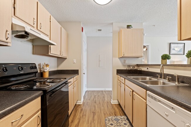 Cocina amplia - Cherry Grove Commons Apartments