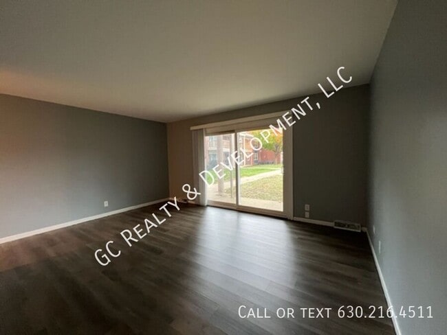 Foto del edificio - *** UPDATED FIRST FLOOR UNIT / 2 BDRM / W&...