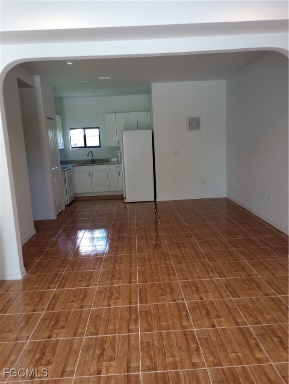 Building Photo - 423 Canyon Dr S