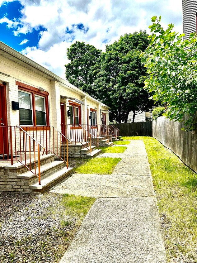 Primary Photo - 31-33-33 Tillinghast St