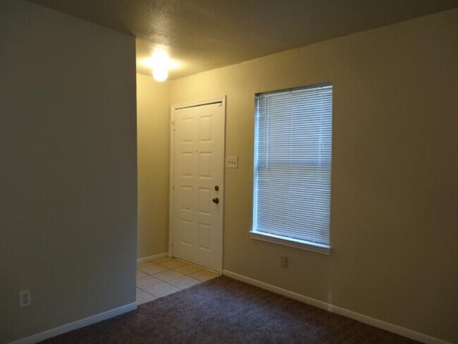 Foto del edificio - 3215 Hirschfield Rd