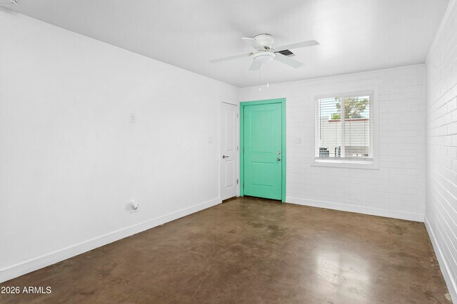 Foto del edificio - 1646 E McKinley St