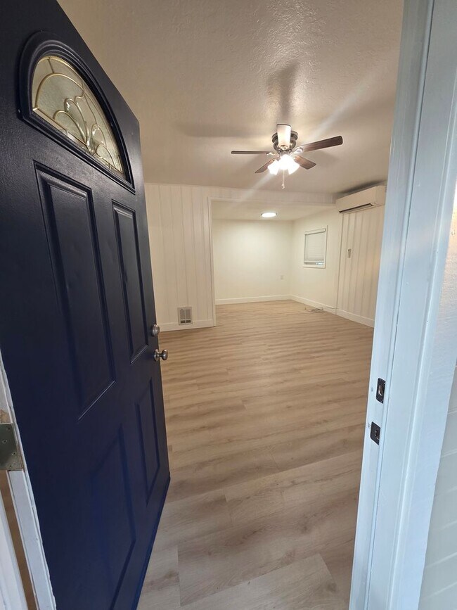Foto del edificio - FULLY REMODELED 2 BED 1 BATH HOUSE IN SHASTA LAKE CITY