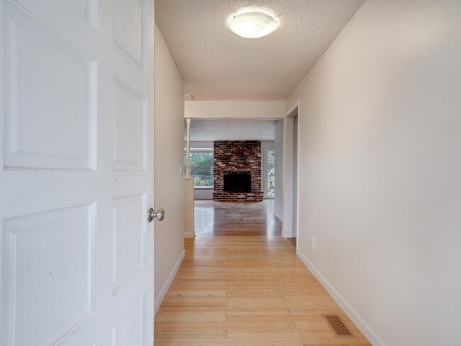 Building Photo - 3902 NE 135th Ave