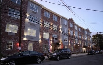 Building Photo - 437 Mulberry St