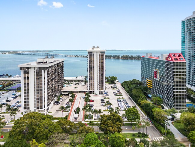 Building Photo - 1925 Brickell Ave