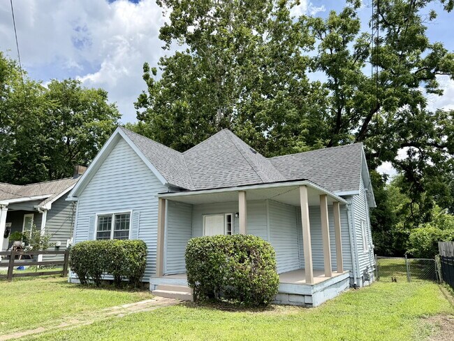 Foto del edificio - Newly Remodeled 2BR/2BA East Nashville Home with Covered Front Porch, Huge Deck, Spacious Backyar...