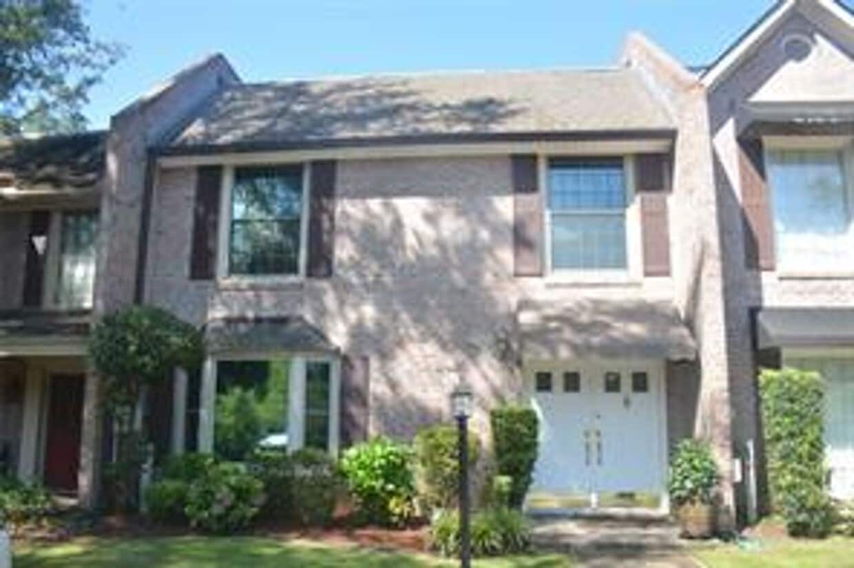 Primary Photo - 806 E Lee St
