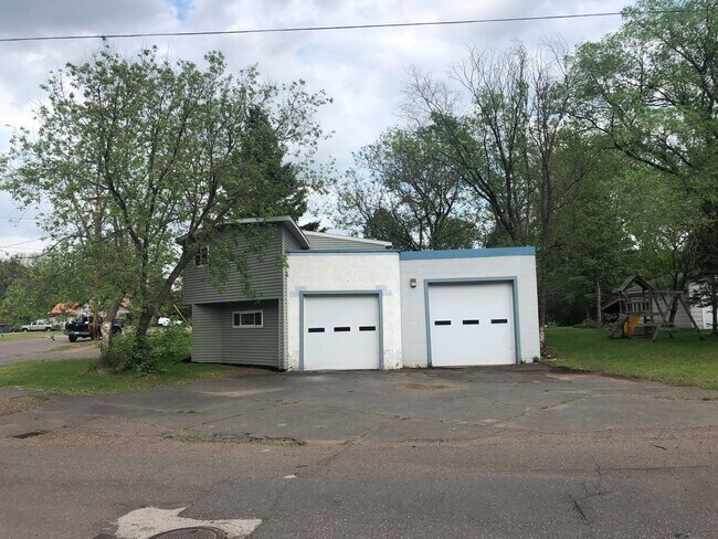 Foto del edificio - Charming 3-Bedroom Cloquet Home with Spacious Lot, Garage & Prime Location Near Parks and Golf