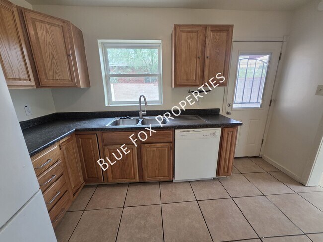 Building Photo - 1301 E Lee St
