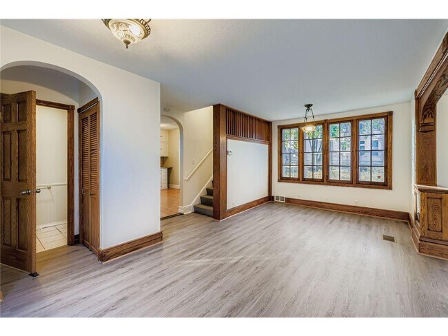 Foto del edificio - 988 Reaney Ave E