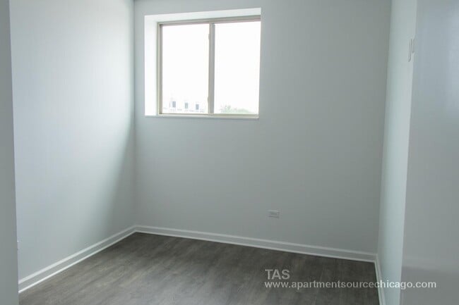 Building Photo - 928 W Dakin St
