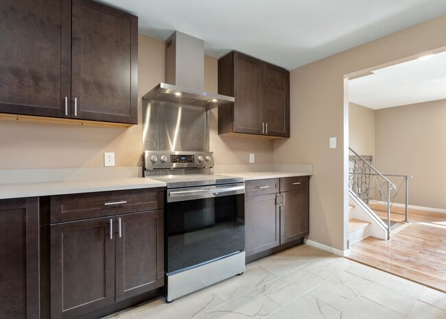 Building Photo - Beautifully Renovated Home Available for M...