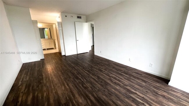 Foto del edificio - 3300 NE 192 St