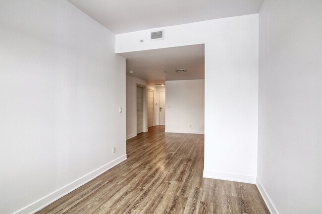 Building Photo - 30 Saint-Joseph Est