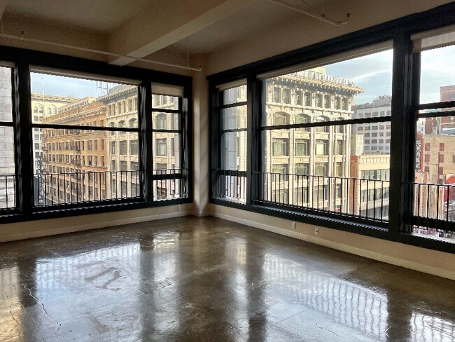 Building Photo - 315 W 5th St