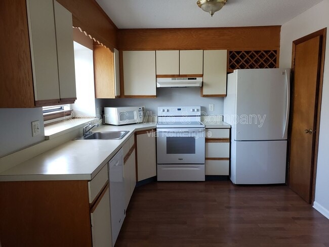 Building Photo - 176 Oakland St