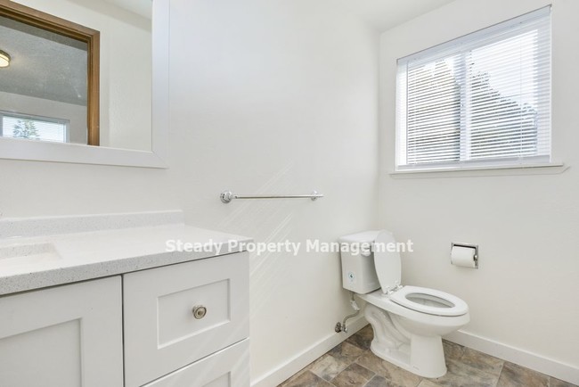 Building Photo - Clean Cozy DUPLEX in Edgewood