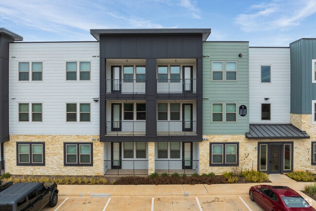 Building Photo - Birdie on Woodland Greens