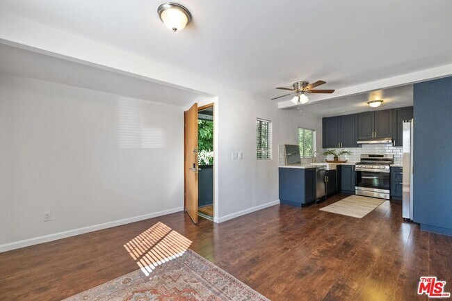 Foto del edificio - 817 N Hobart Blvd