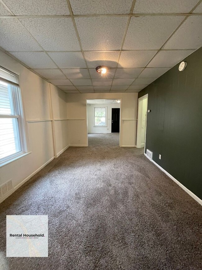 Building Photo - 24 E Alexis Ave