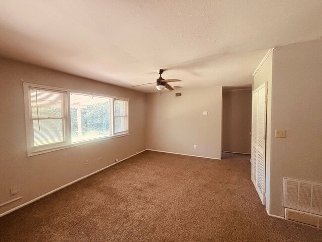 Foto del edificio - **Welcome home to this charming **3-bedroom, 1-bathroom ranch-style home** offering comfortable o...