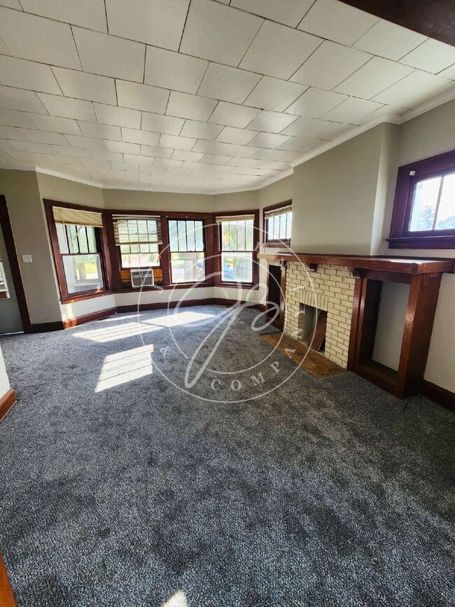 Foto del edificio - 1200 Sq foot lower duplex! Tons of space and character! Water included!