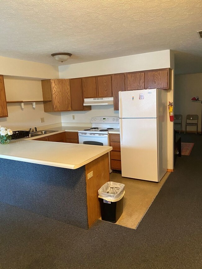 Building Photo - 2 Bedroom Close to Campus! AVAILABLE NOW! ...