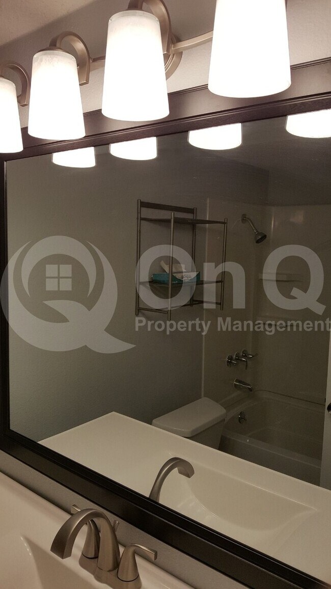 Foto del edificio - 4904 Brookhollow Dr