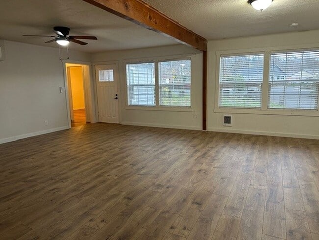 Foto del edificio - Recently renovated 4 bed, 2 bath home in Grants Pass!