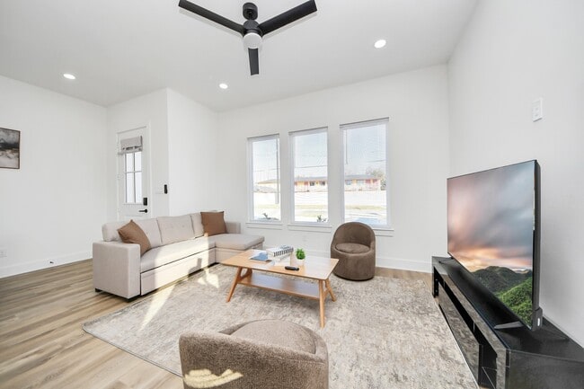 Building Photo - 3909 Maggie St