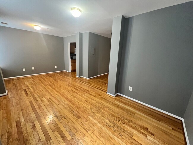 Foto del edificio - Charming 3 BR/1.5 BA Condo in Columbia Hei...