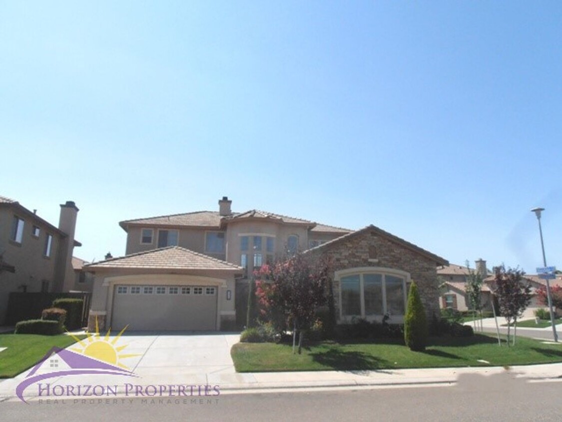 Primary Photo - Spacious 6 Bed 4.5 Bath Anatolia Home
